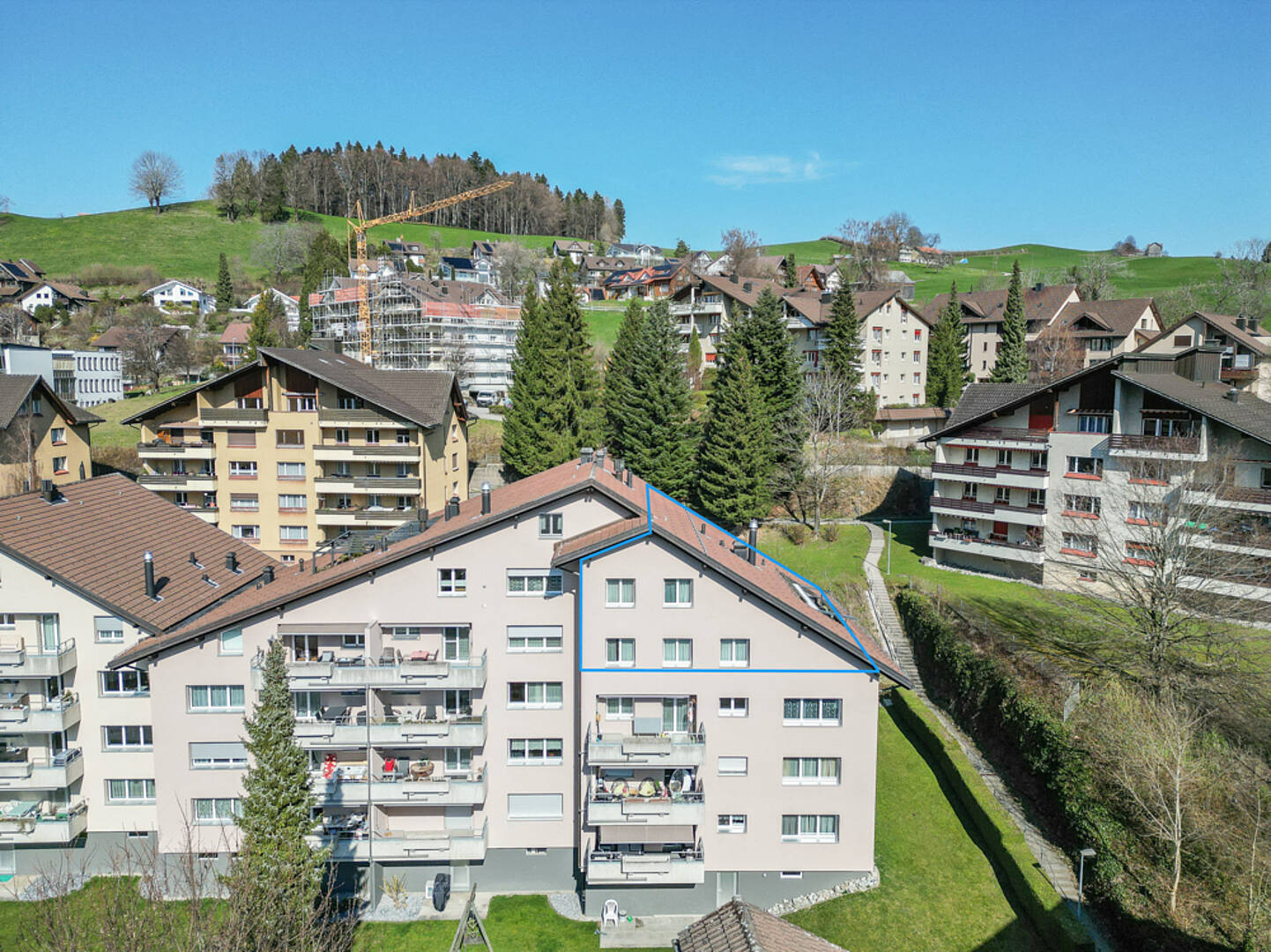 Wohnanlage in Hügellage mit Blick auf mehrere Mehrfamilienhäuser