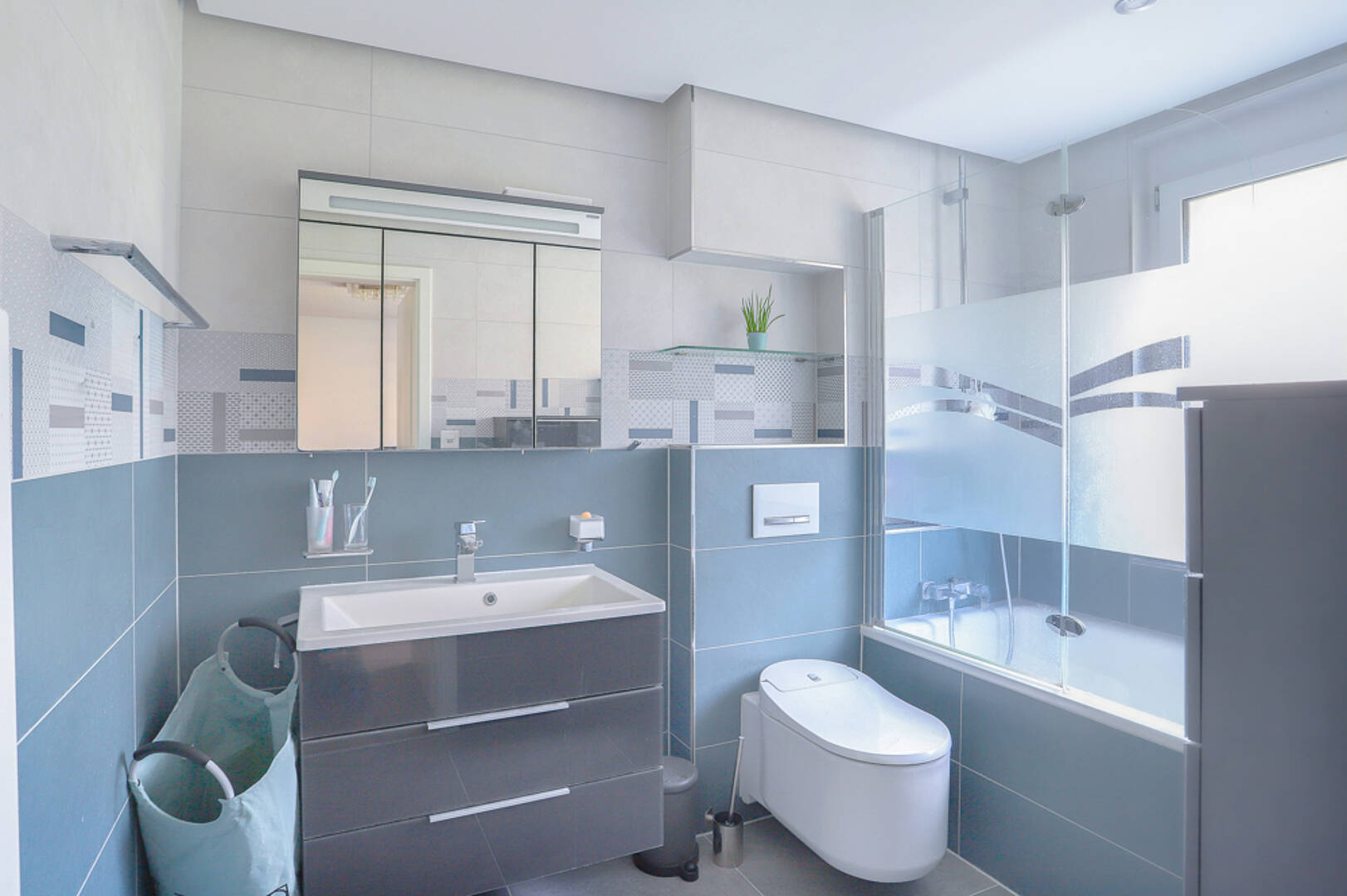 Modernes Badezimmer mit Dusche und Waschtisch