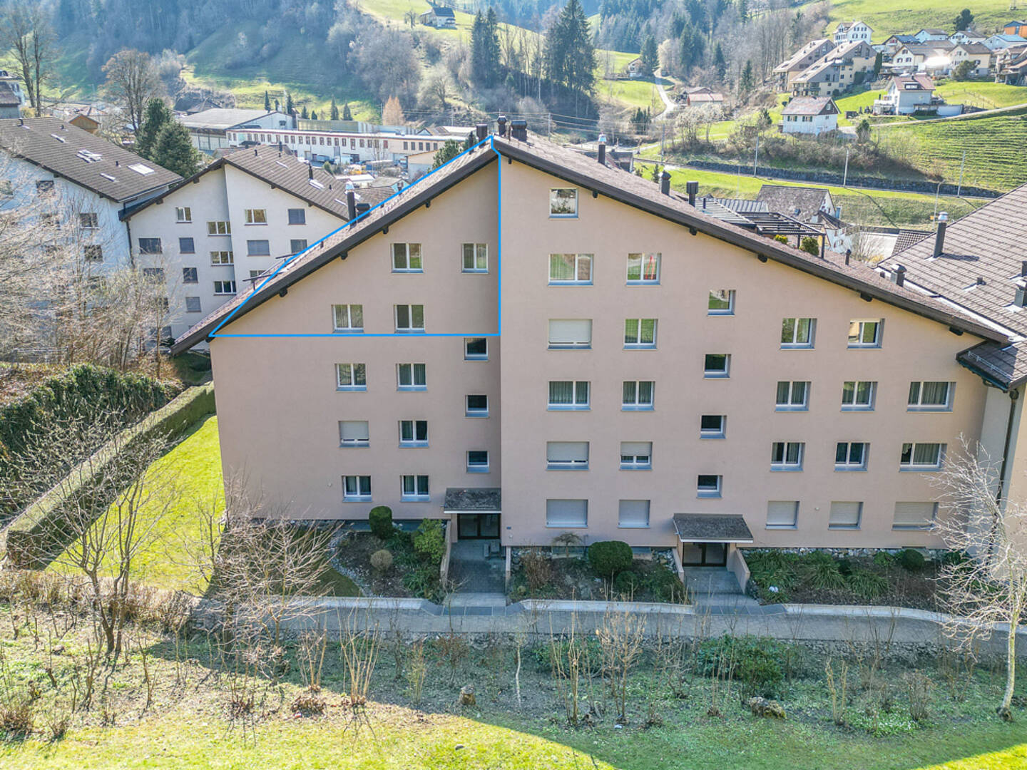 Wohnhaus mit Hanglage und Alpenblick