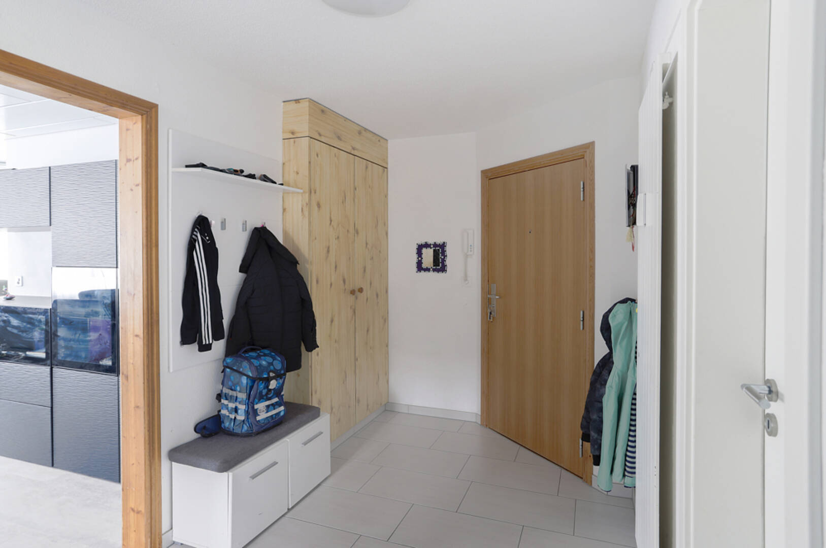 Heller Eingangsbereich mit Garderobe