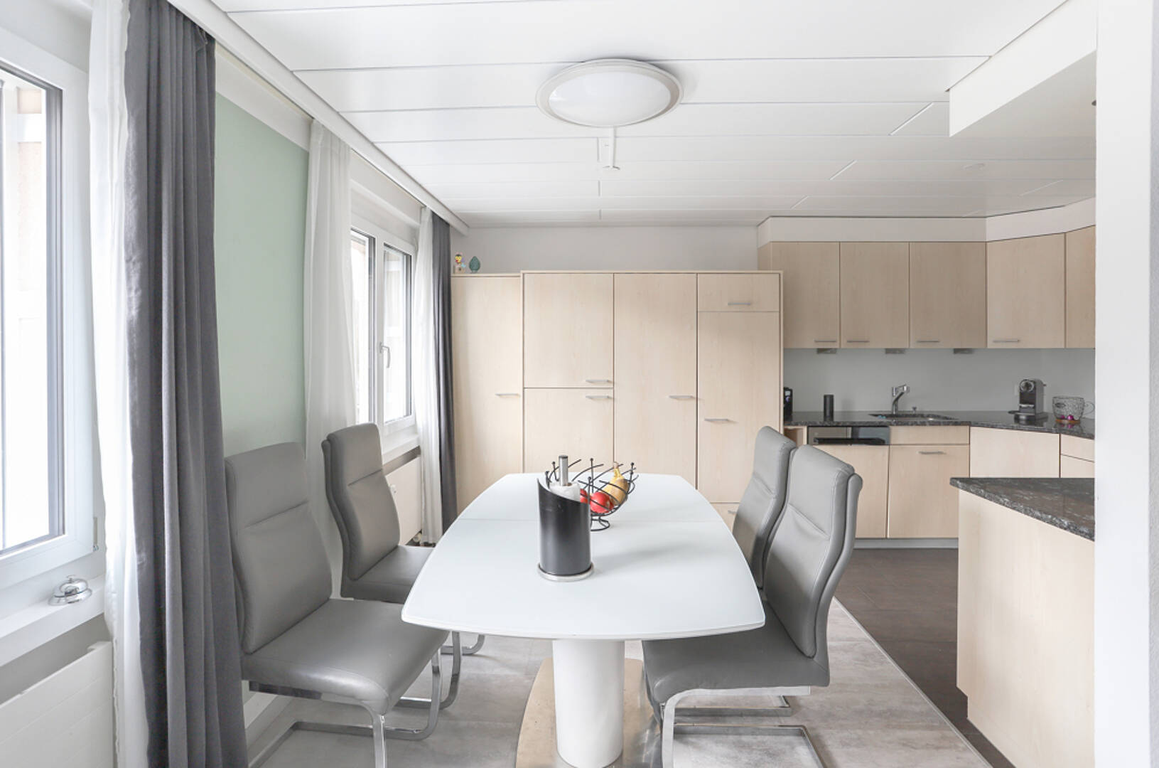 Modernes Esszimmer mit offener Küche