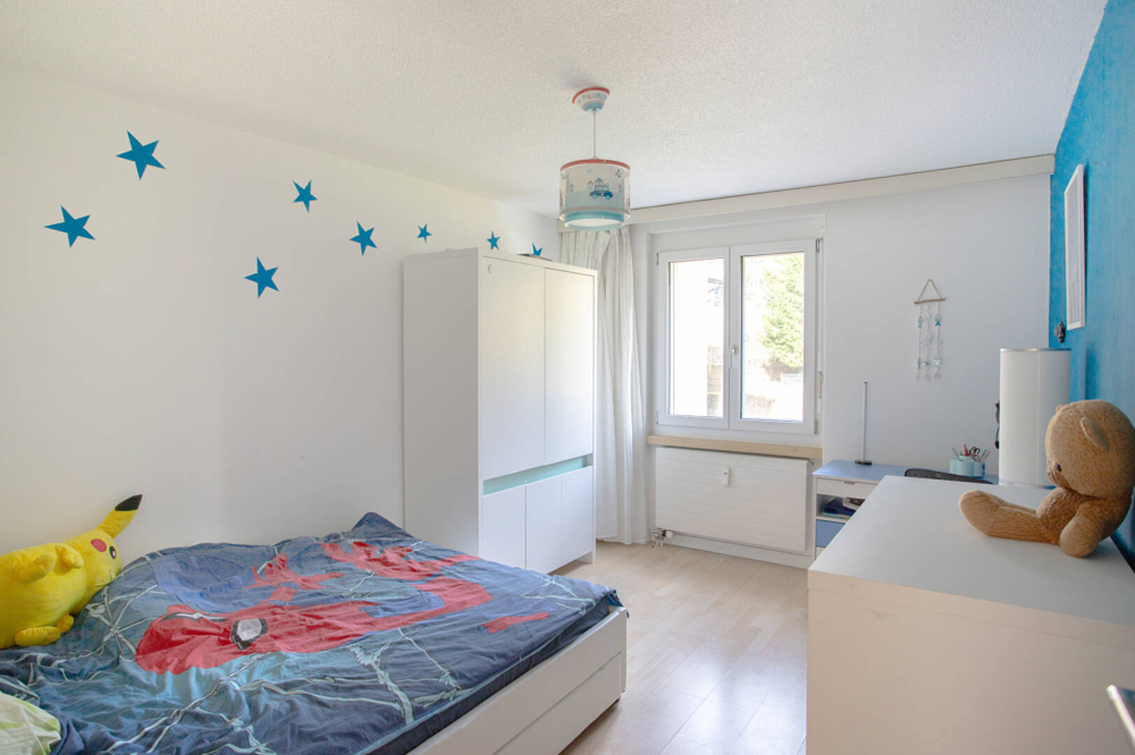 Kinderzimmer mit Sternenwand und Einzelbett