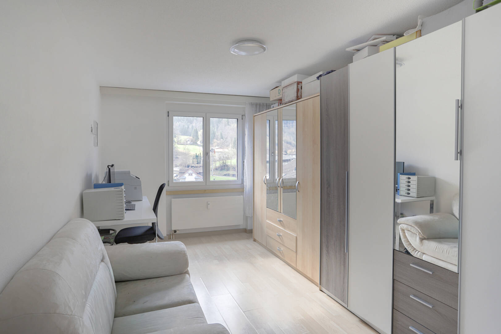 Helles Schlafzimmer mit Stauraum und Arbeitsbereich