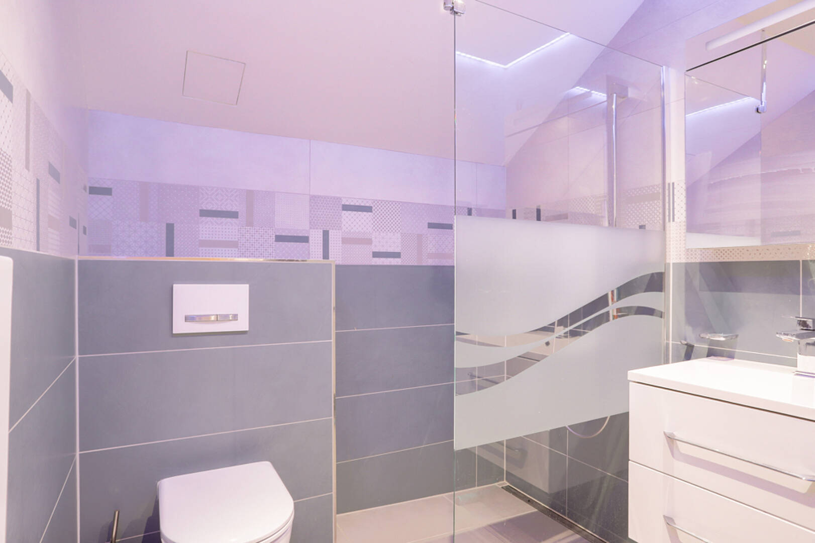 Modernes Badezimmer mit Dusche und WC