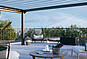 Überdachte Terrassenlounge mit Meerblick