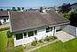Einfamilienhaus mit Walmdach und hellem Außenbereich