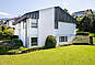 Modernes weißes Wohnhaus mit Garten