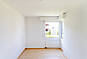 Heller leerer Raum mit Fenster