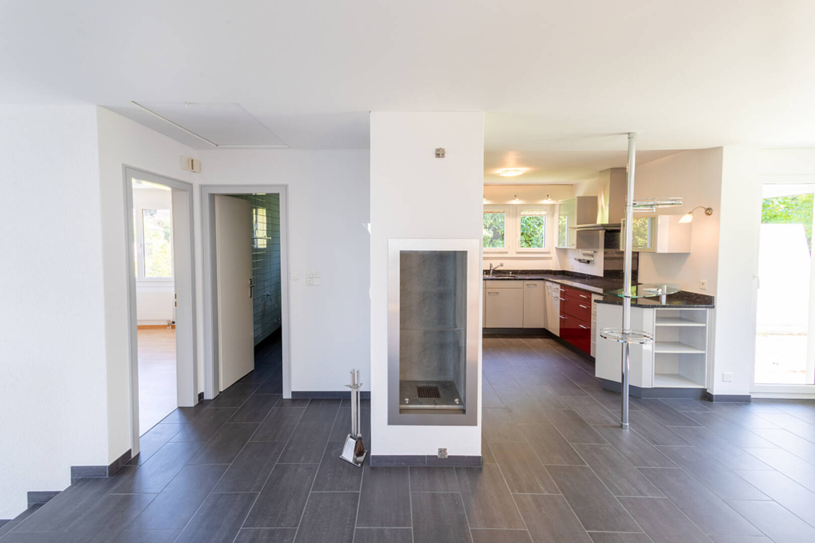 Offener Wohnbereich mit Küche und Kamin