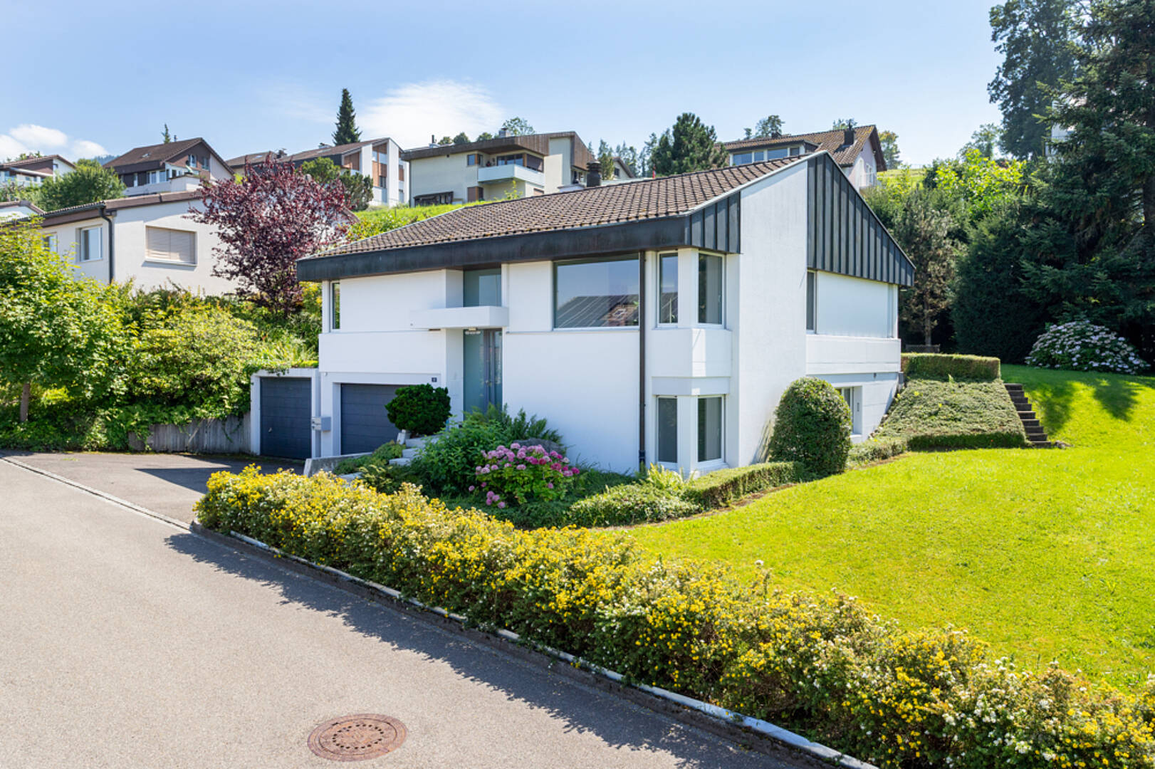 Modernes Einfamilienhaus mit gepflegtem Garten