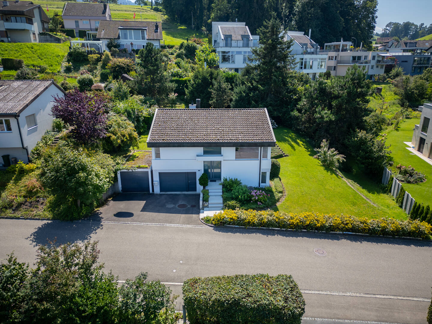 Luftaufnahme eines Einfamilienhauses mit Garten