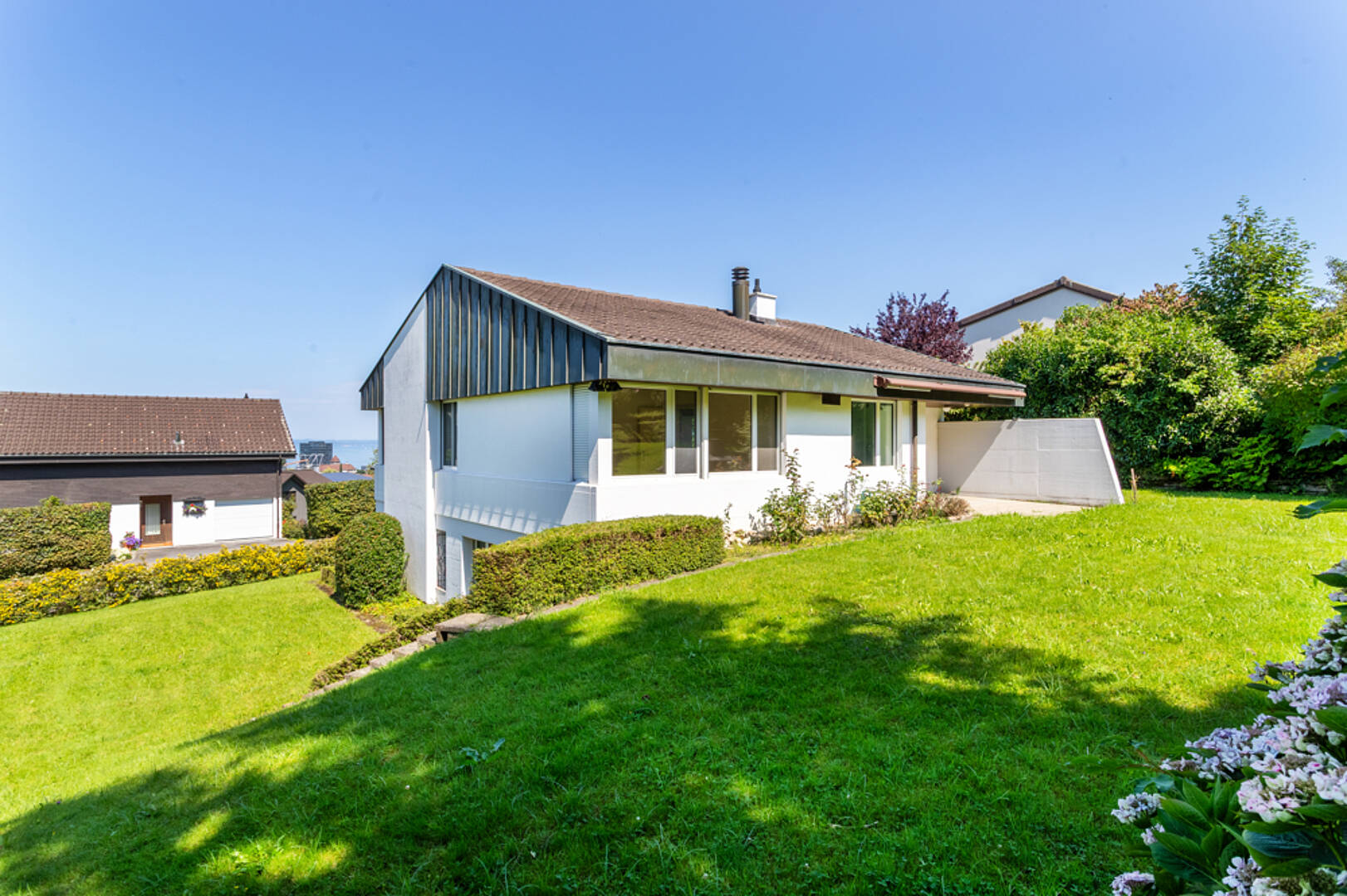 Außenansicht eines freistehenden Wohnhauses mit Garten