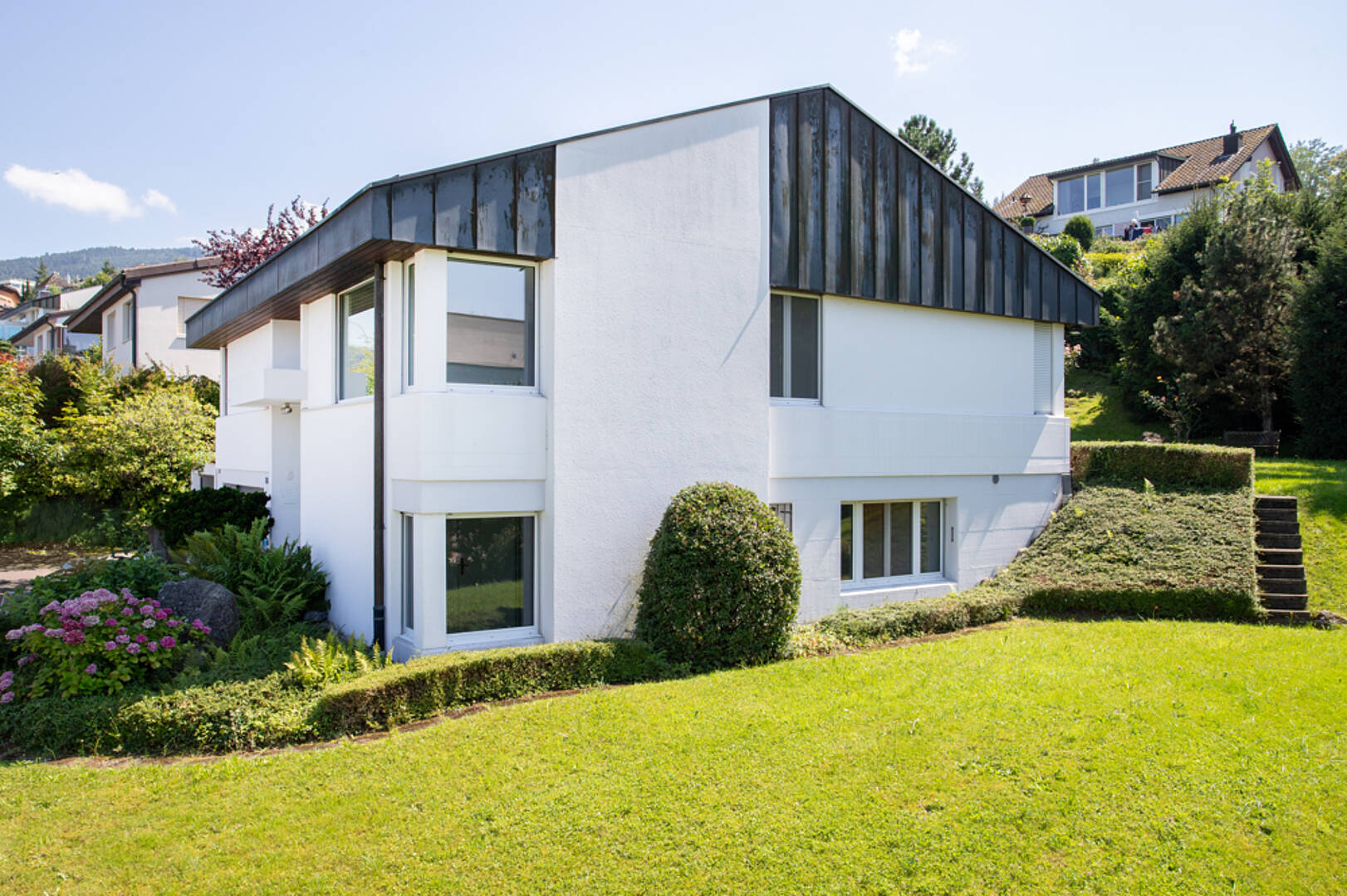 Modernes Einfamilienhaus mit Garten