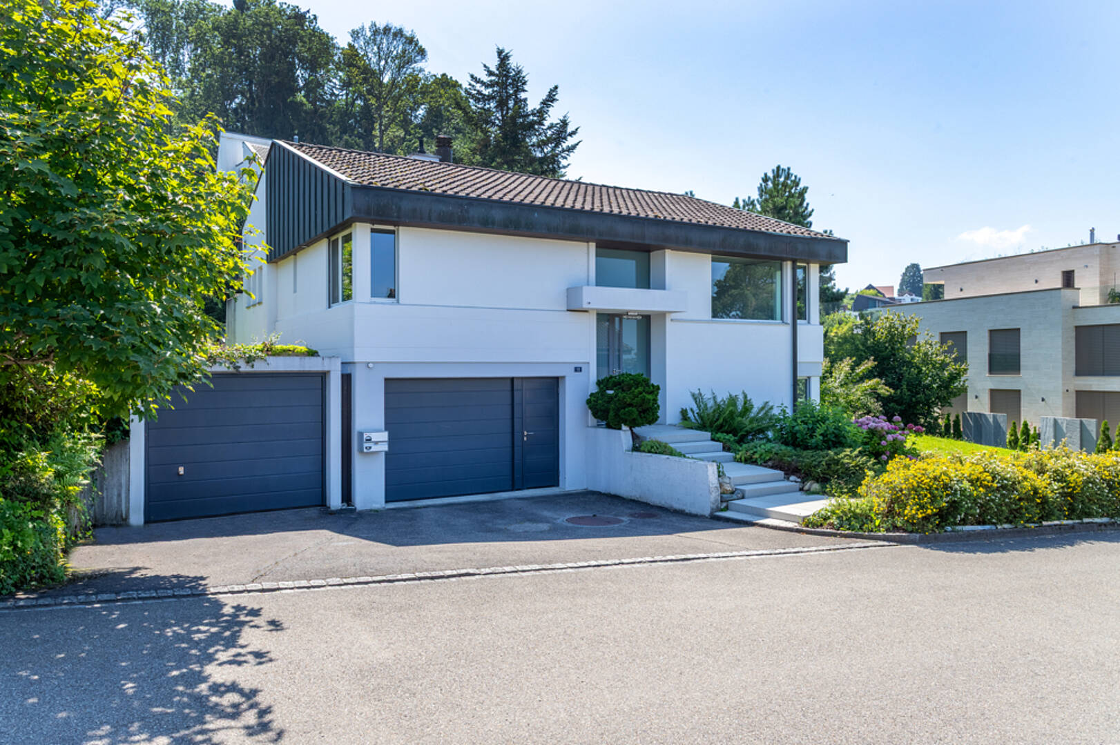 Modernes Einfamilienhaus mit Garage und Garten