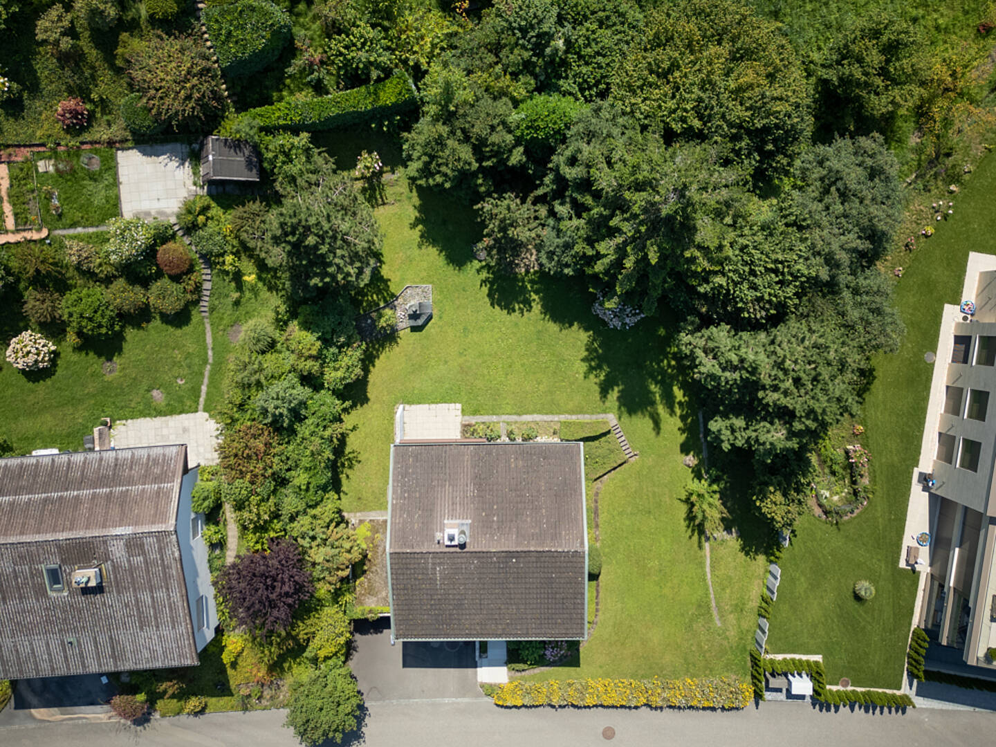 Luftaufnahme eines großen Gartengrundstücks mit Wohnhäusern