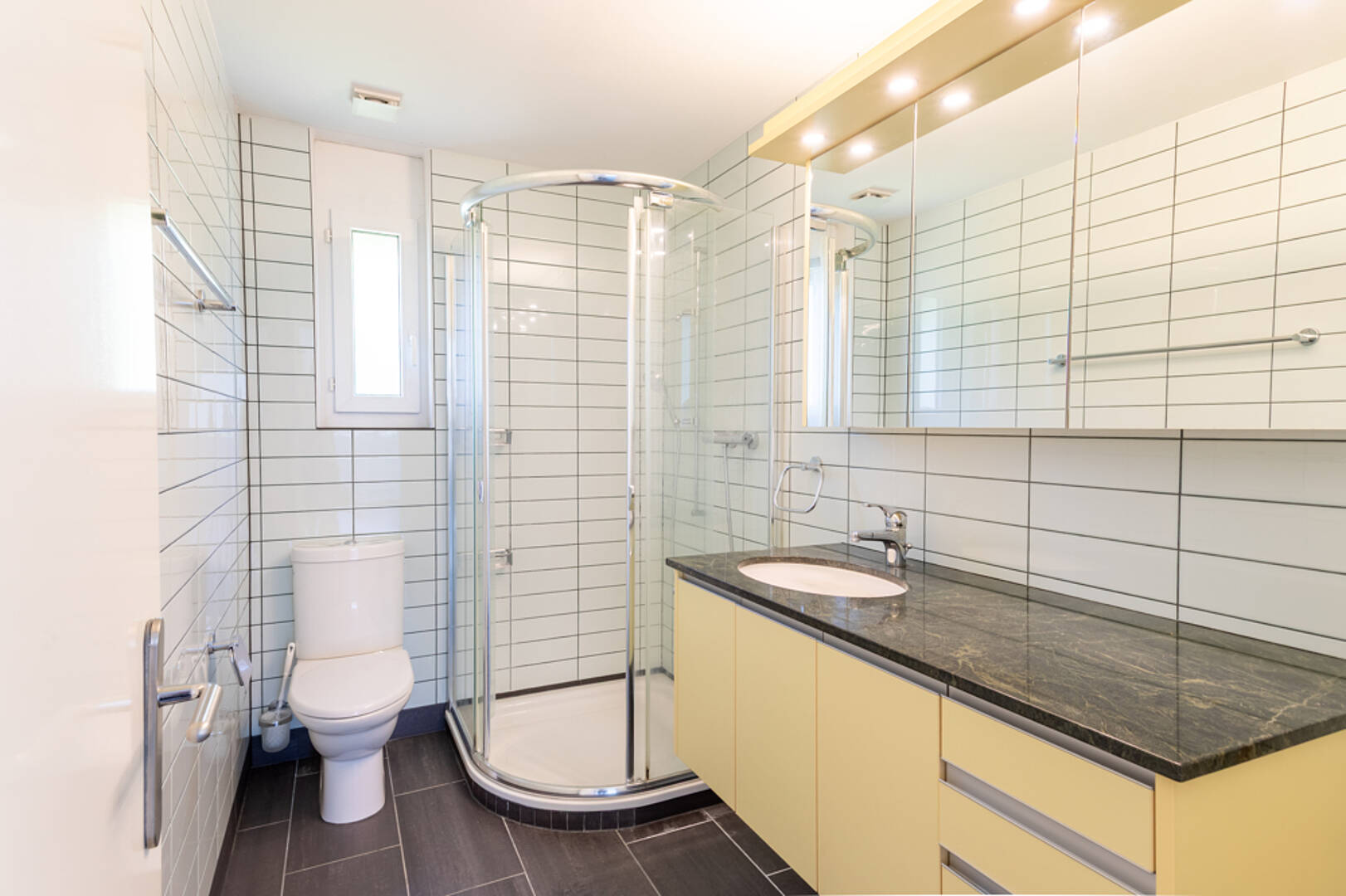 Modernes Badezimmer mit Dusche und Waschtisch