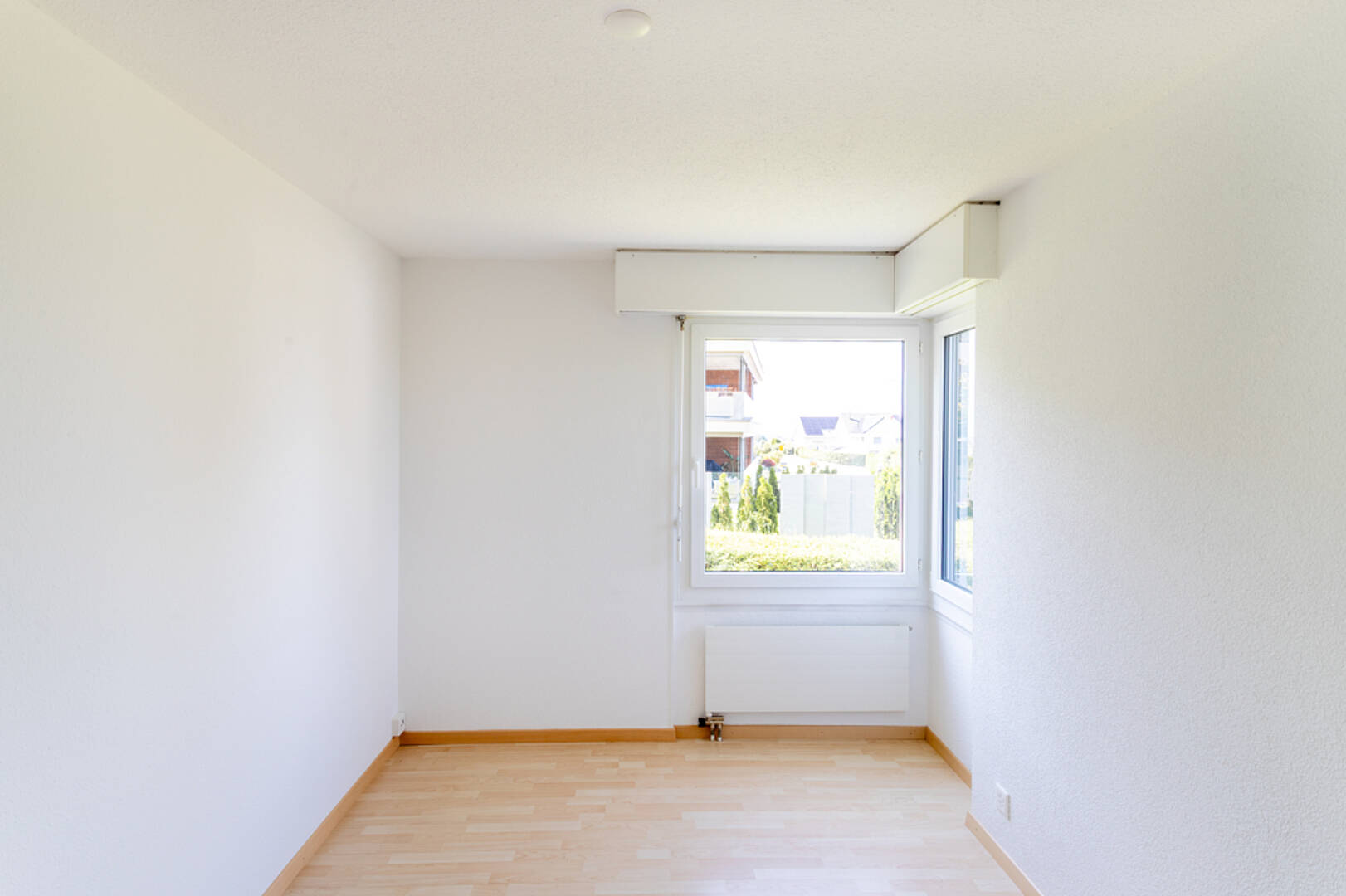 Heller leerer Nebenraum mit Fenster