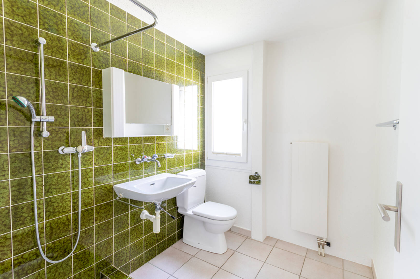 Modernes Badezimmer mit grüner Akzentwand