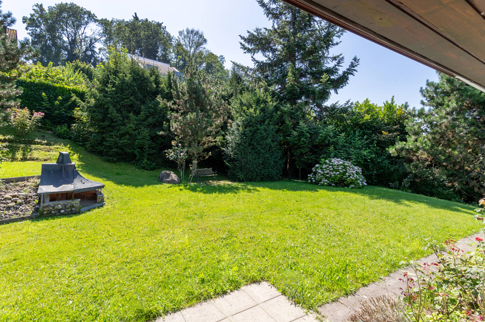 Großer gepflegter Garten mit Grillstelle