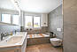 Modernes Badezimmer mit Dachschräge