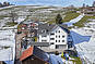 Winterliche Straßenansicht eines Gebäudes mit Schneelandschaft