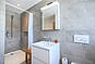 Modernes Badezimmer mit Dusche und Waschbecken