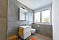 Helles Badezimmer mit Dusche und Fenster
