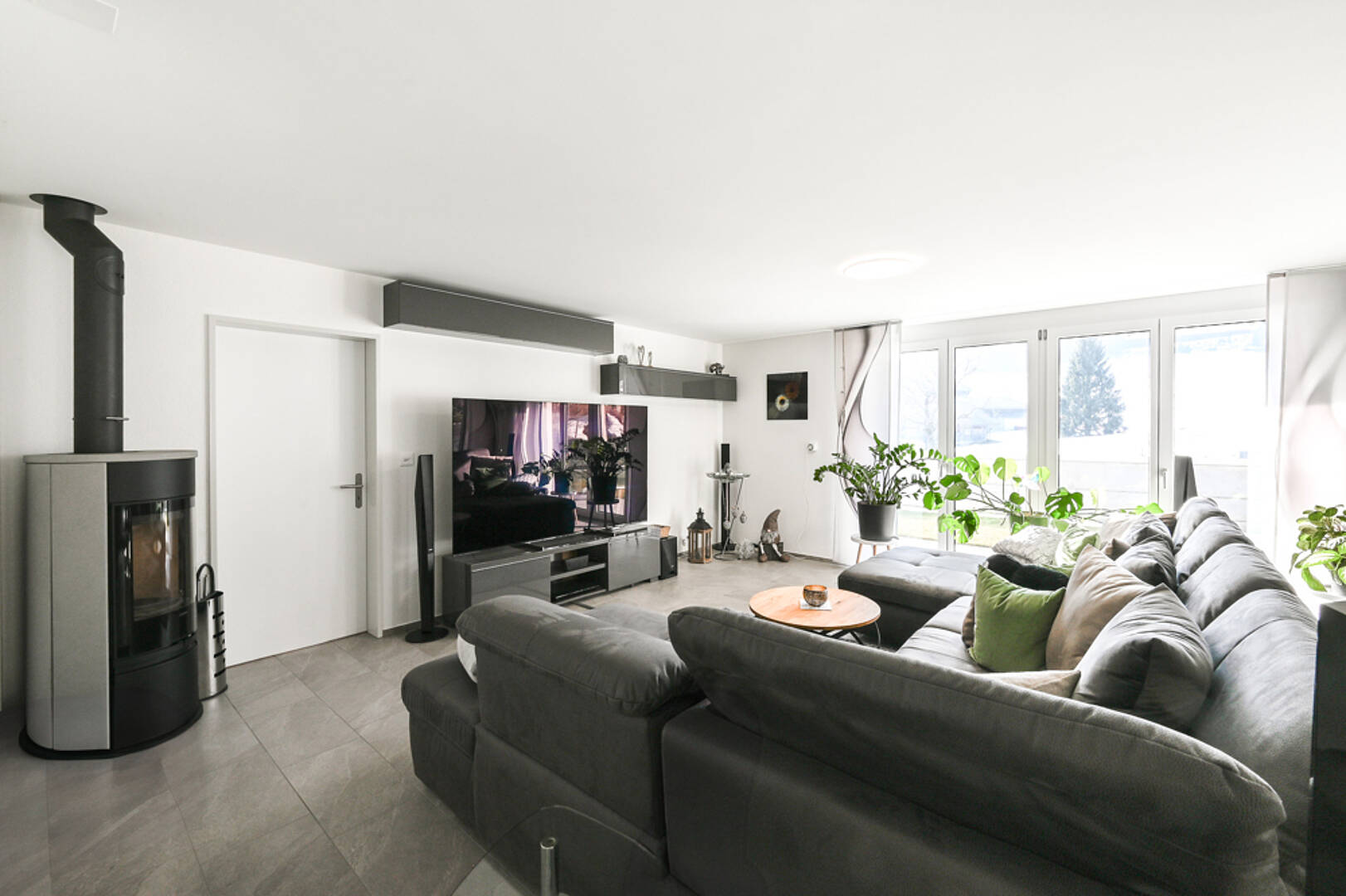 Modernes Wohnzimmer mit Kamin und großer Sofalandschaft