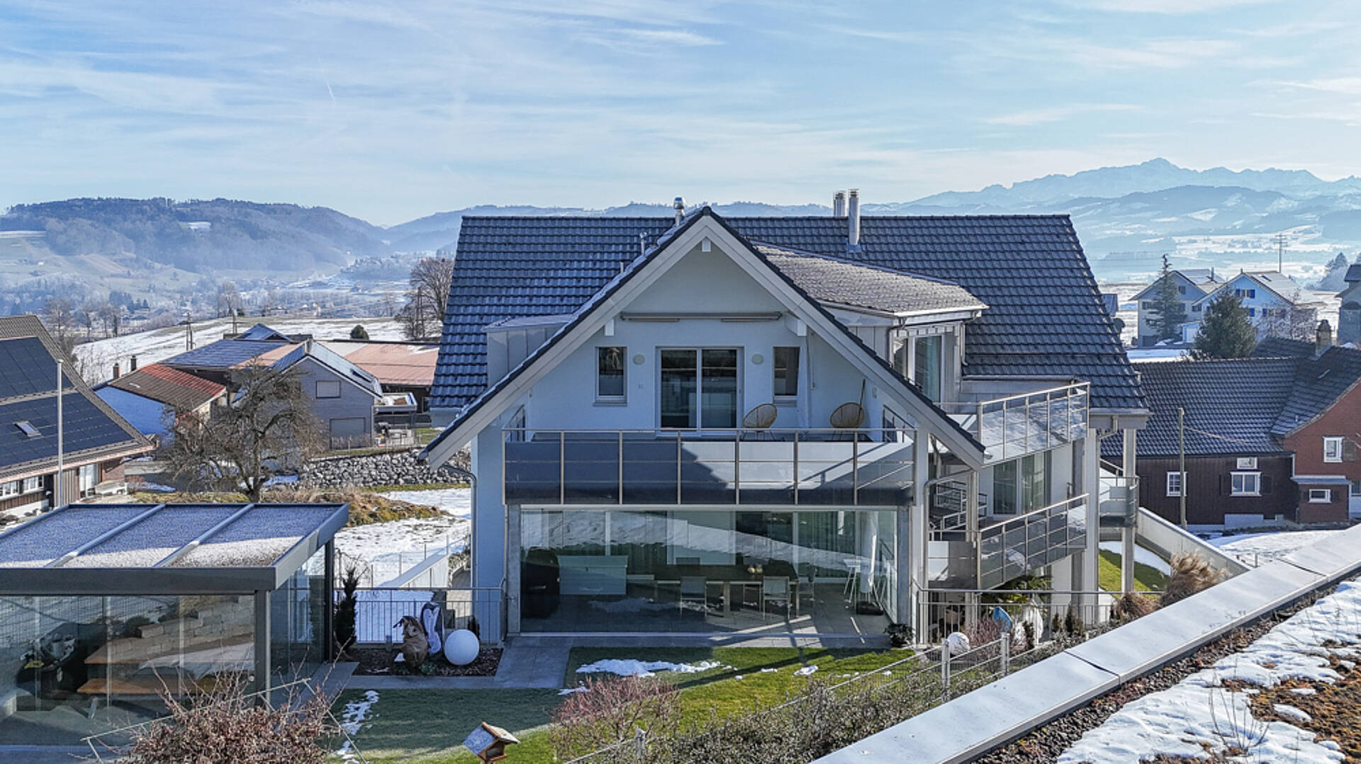 Modernes Einfamilienhaus mit Bergblick