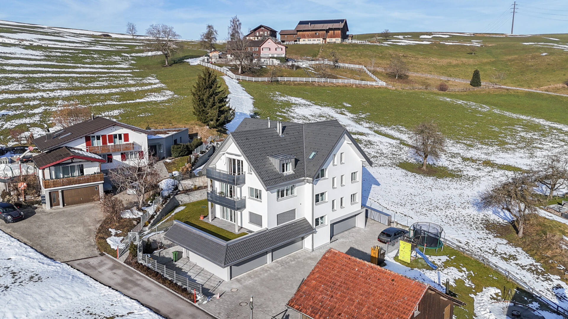 Luftaufnahme eines modernen Wohnhauses in winterlicher Hügellandschaft