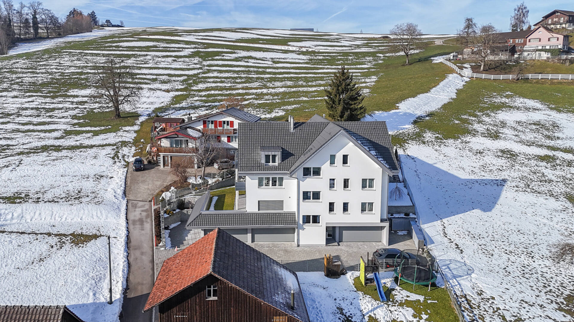 Luftaufnahme eines Einfamilienhauses mit Winterlandschaft