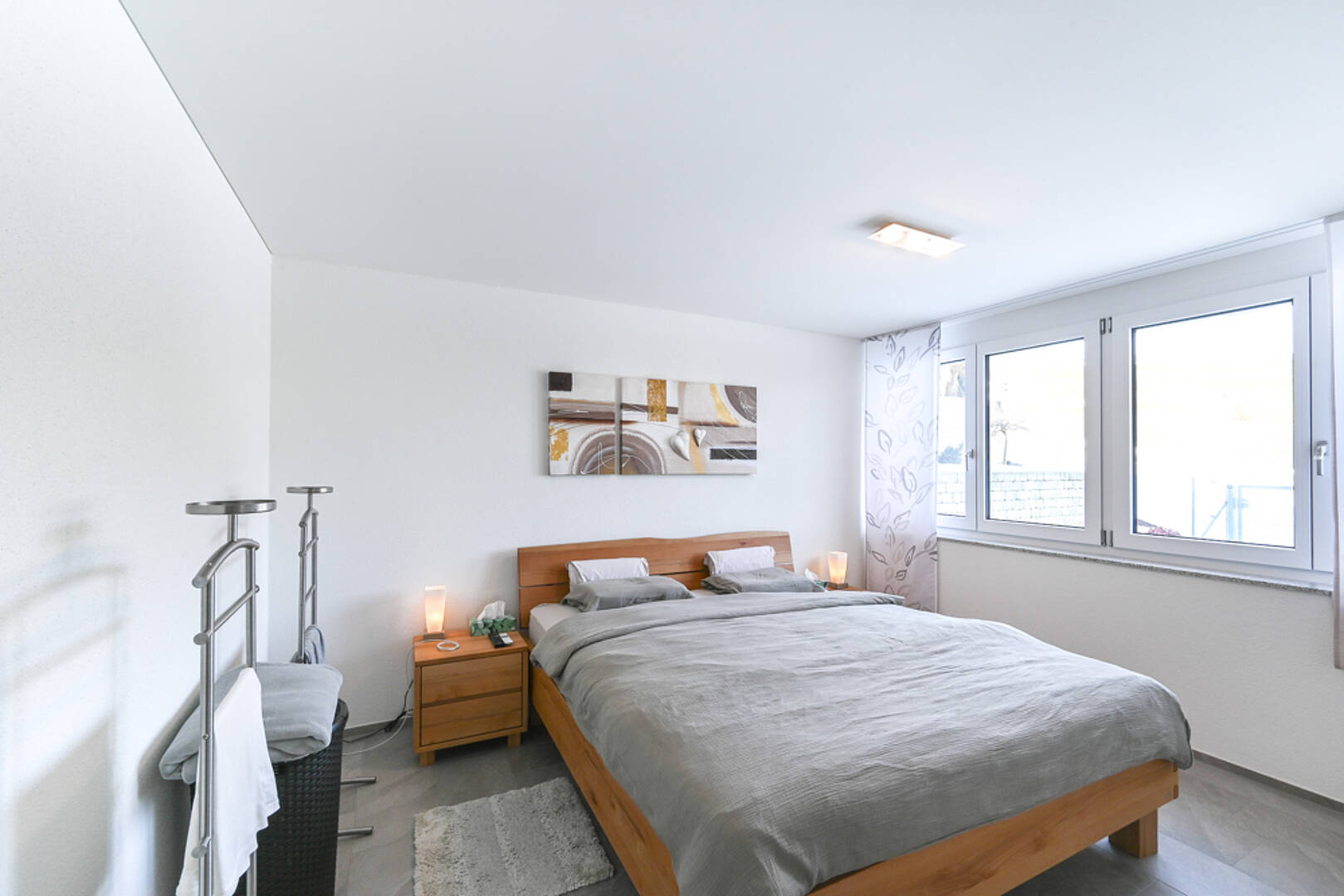 Helles Schlafzimmer mit Doppelbett