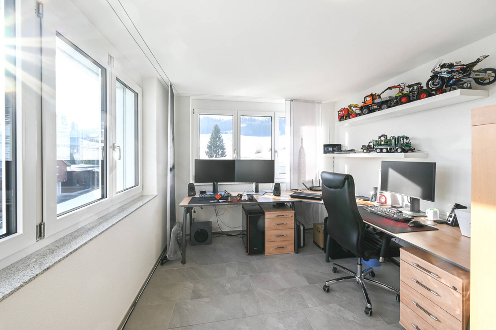 Helles Arbeitszimmer mit Blick nach draußen