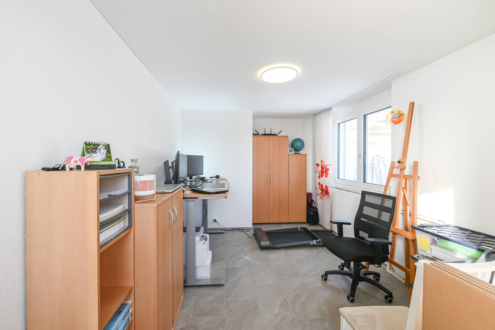 Helles Arbeitszimmer mit Stauraum