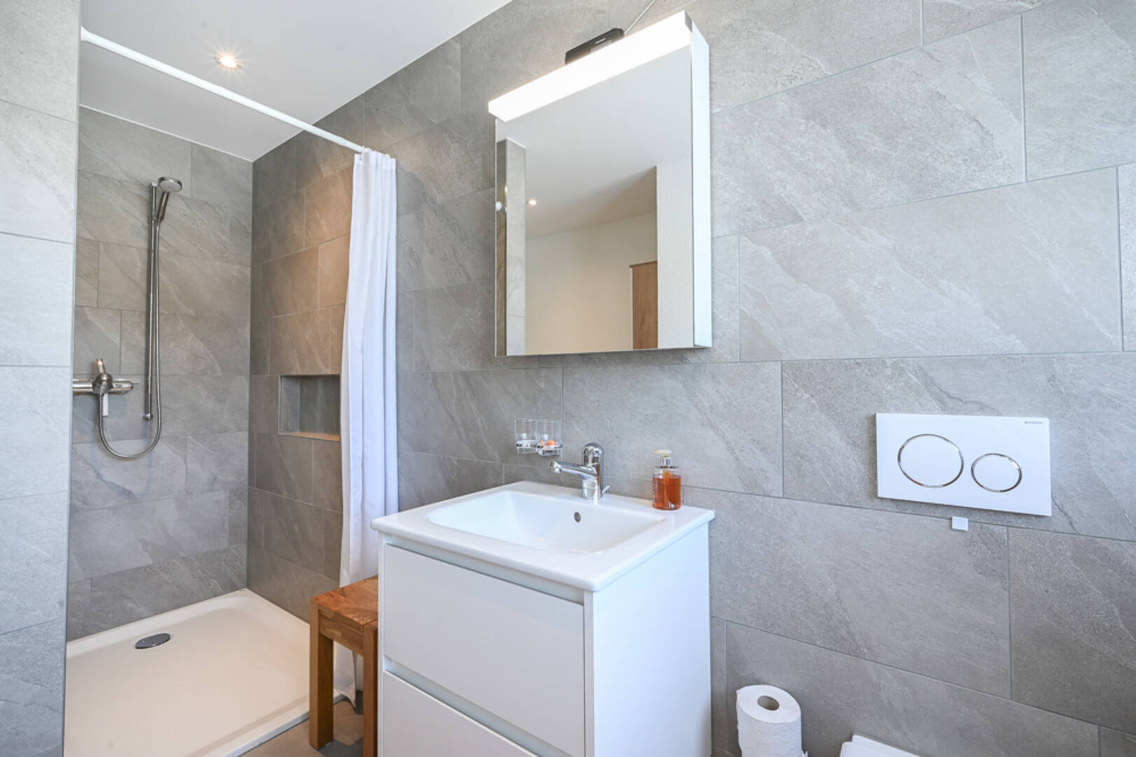 Modernes Badezimmer mit Walk-in-Dusche und Waschtisch