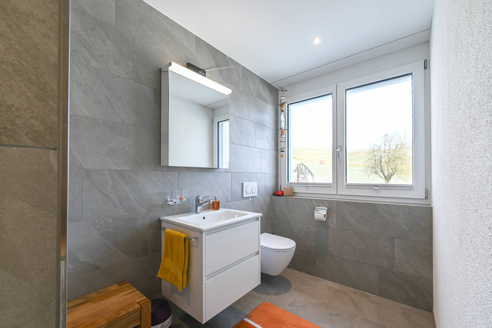 Modernes Badezimmer mit Fenster und Waschtisch