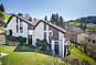 Wohnhaus mit Garten und Bergblick