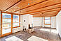 Heller Wohnraum mit Holzdecke