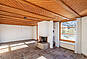 Heller Innenraum mit Holzdecke und Balkonzugang