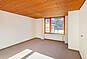 Leerer Innenraum mit Holzdecke und Fenster