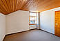 Heller leerer Raum mit Holzdecke