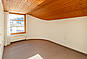 Heller Innenraum mit Holzdecke und Teppichboden