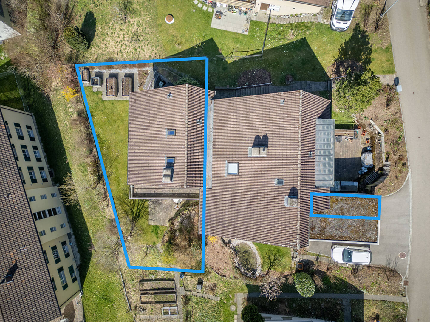 Luftaufnahme eines Wohnhauses mit Garten