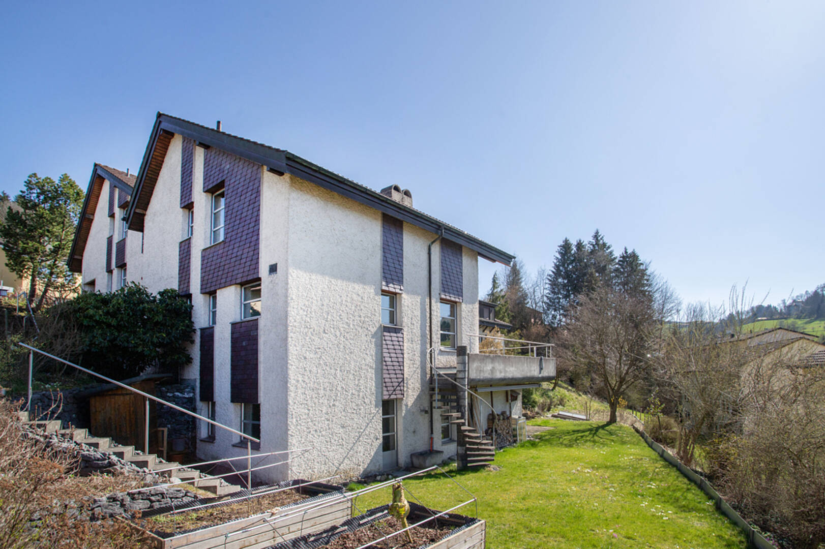 Außenansicht eines Mehrfamilienhauses am Hang