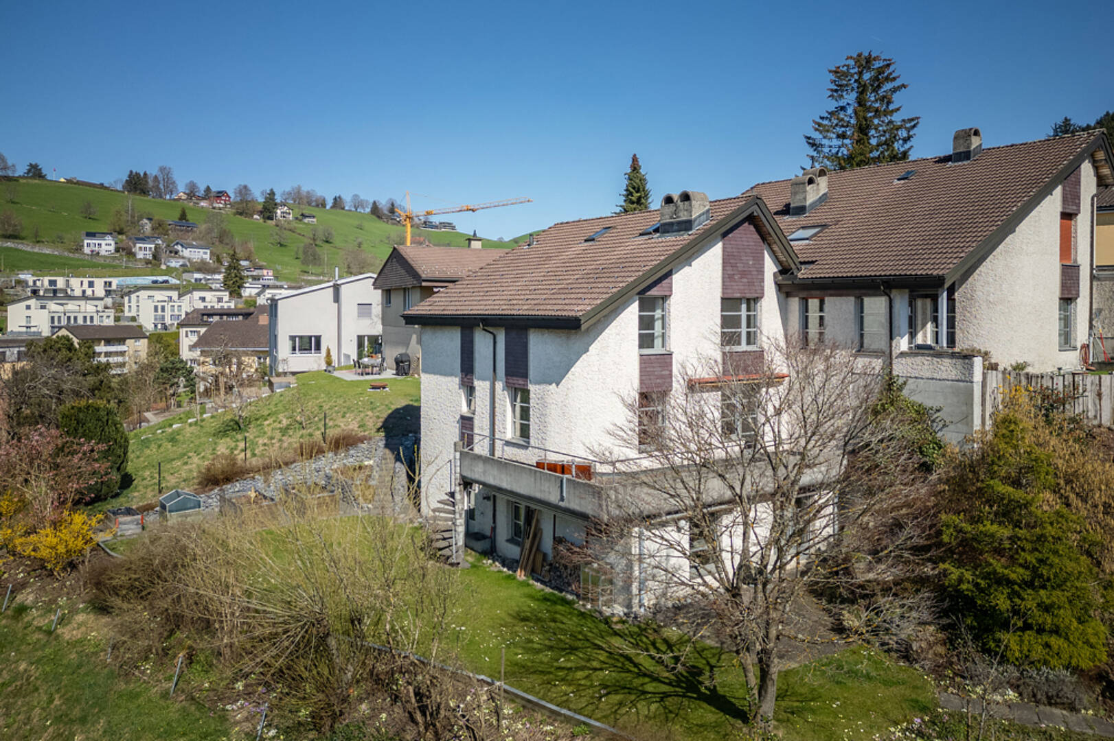 Wohnhaus in Hanglage mit Garten
