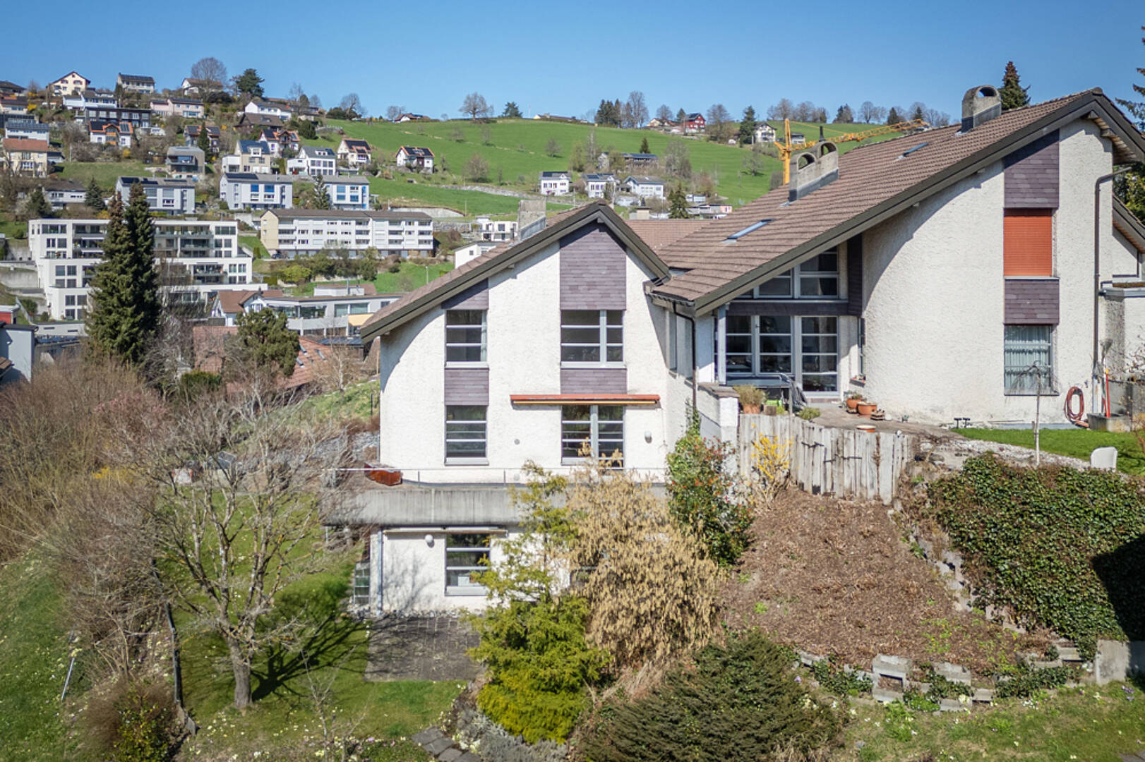 Wohnhaus in Hanglage mit Garten