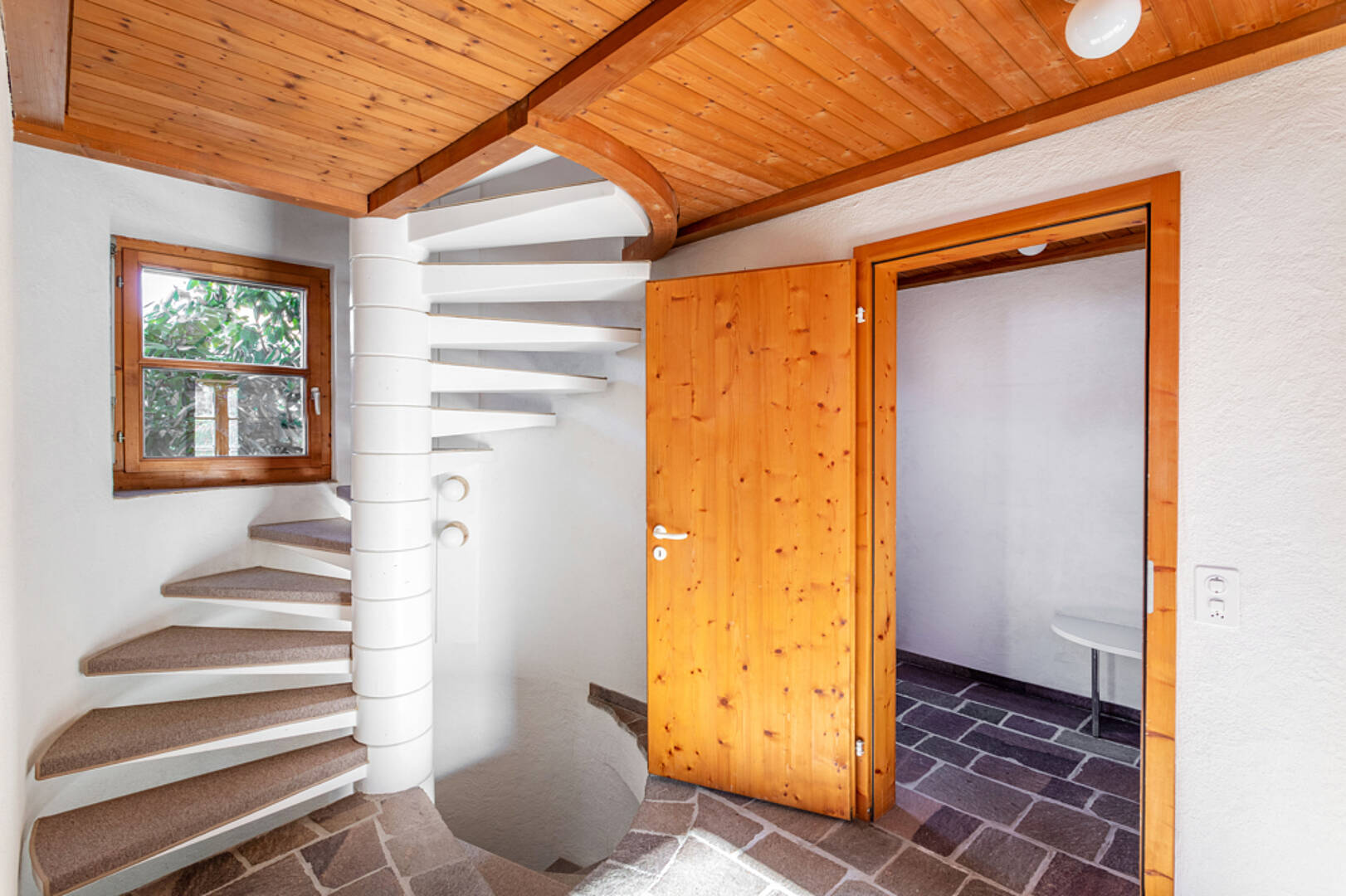 Treppe mit Holzdecke und offenem Podest