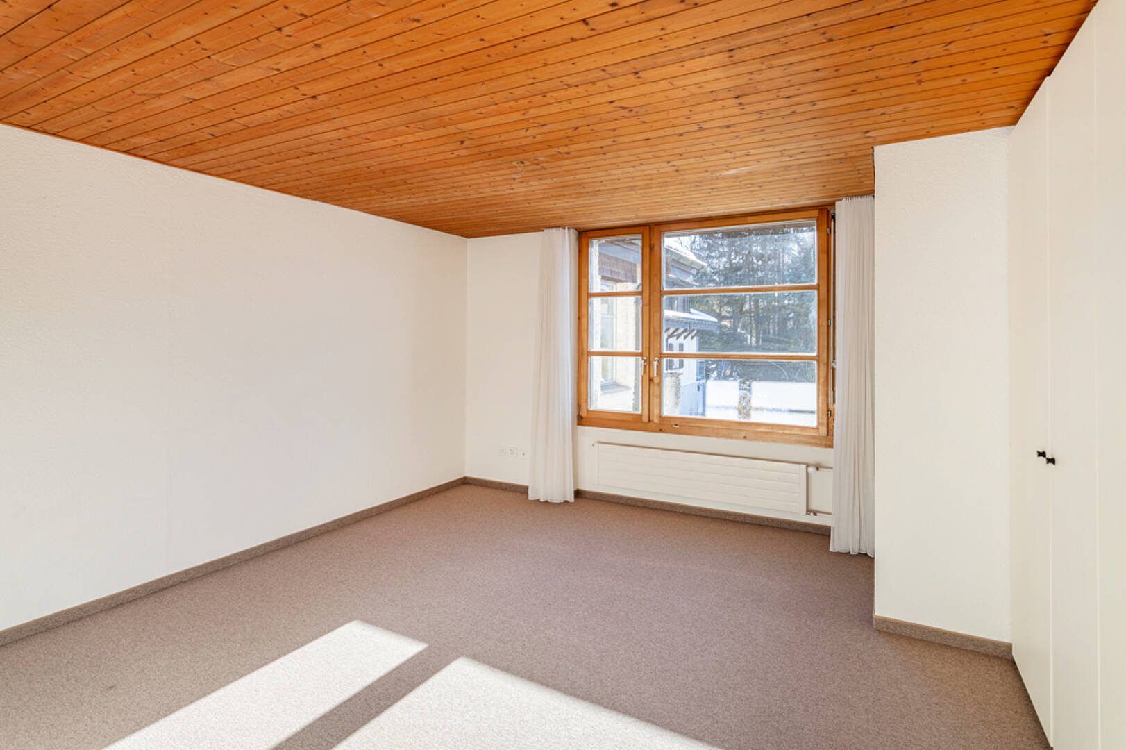 Heller leerer Raum mit Holzdecke