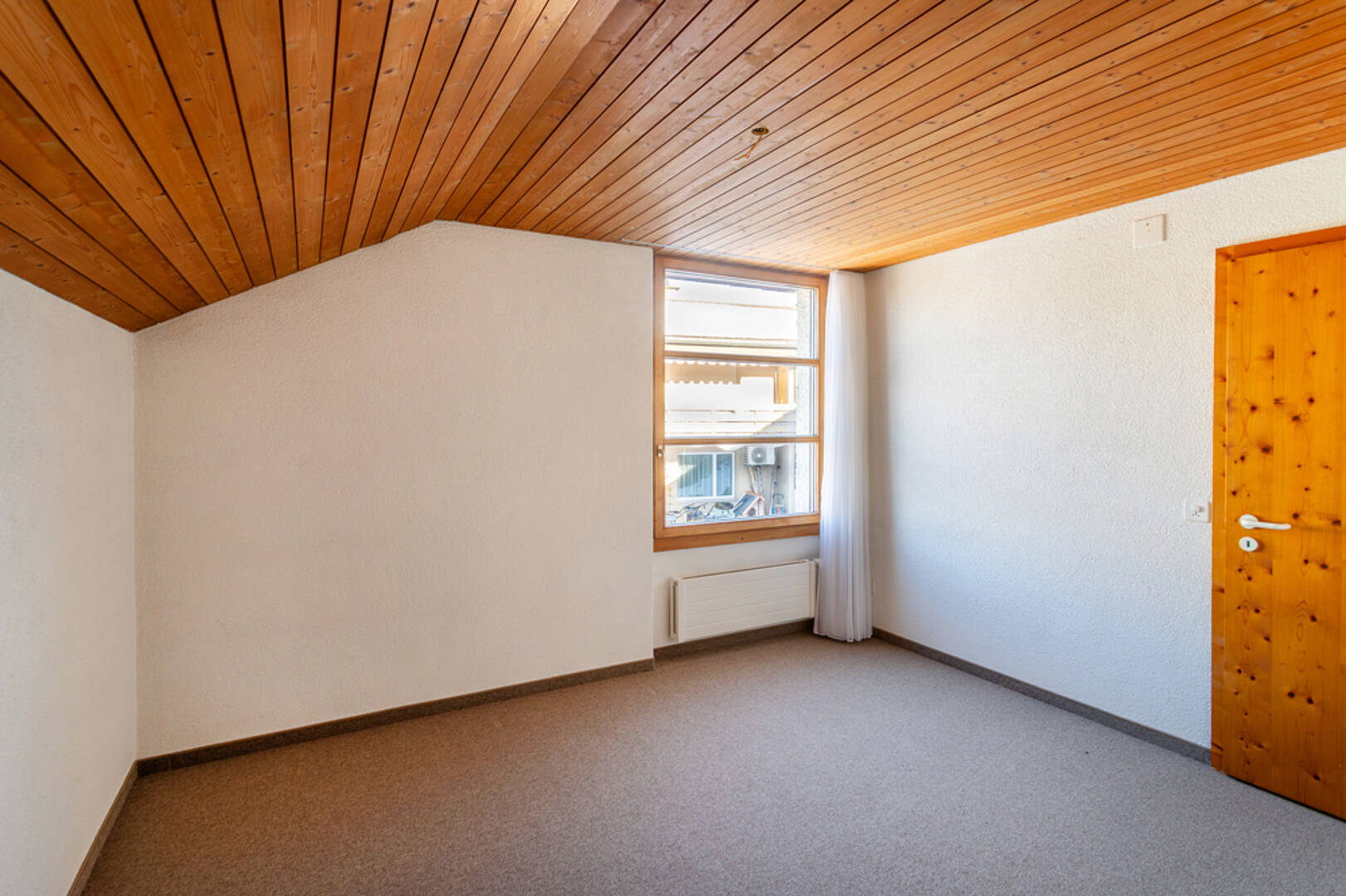 Leerer Dachzimmerraum mit Holzdecke