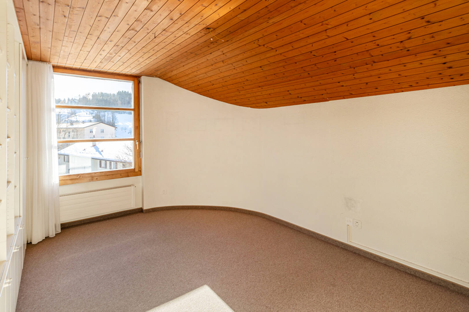 Dachgeschosszimmer mit Holzdecke